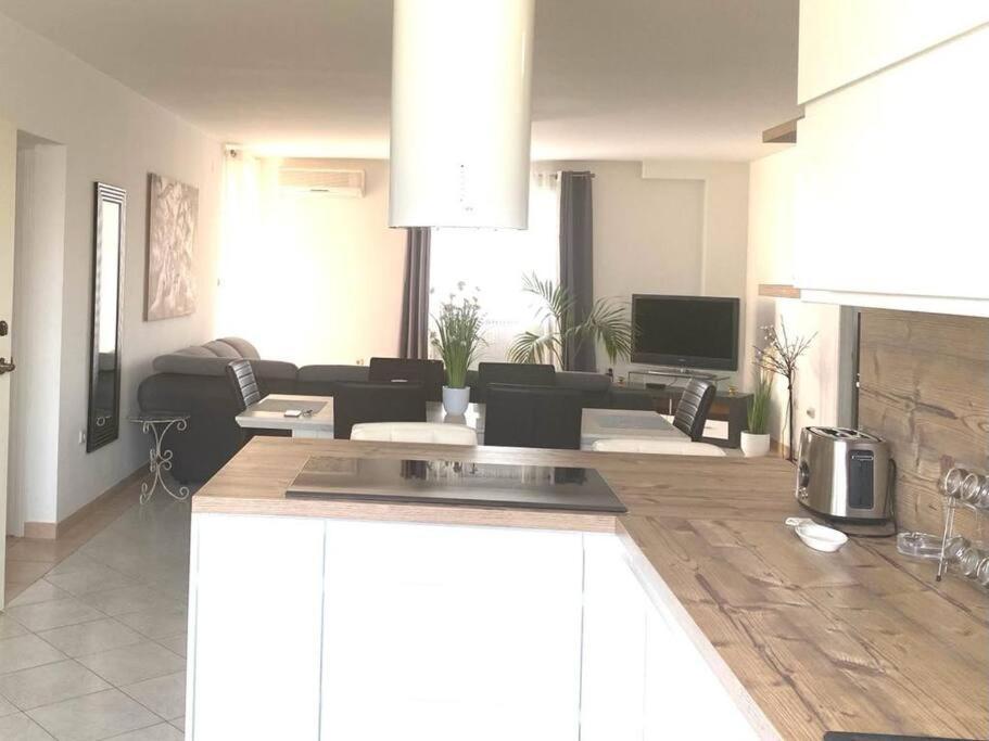 Lovely 3 Bedroom Apartment In Quiet Area W/ Pool PUY Eksteriør bilde