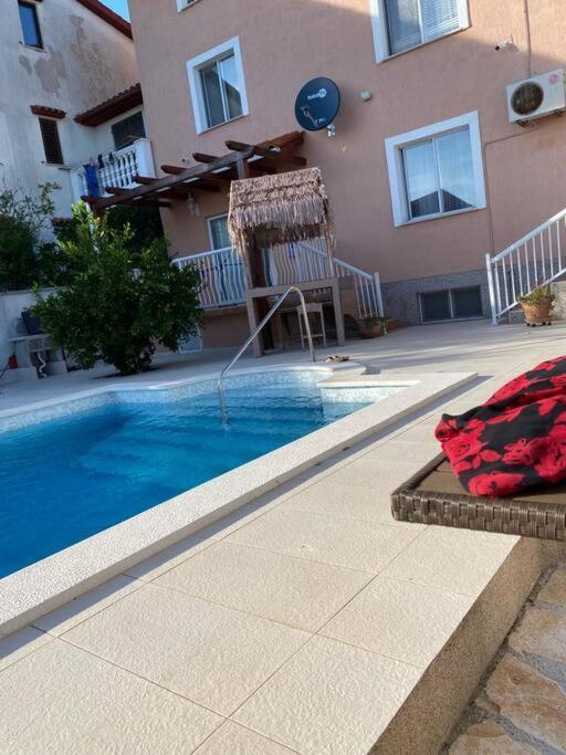 Lovely 3 Bedroom Apartment In Quiet Area W/ Pool PUY Eksteriør bilde